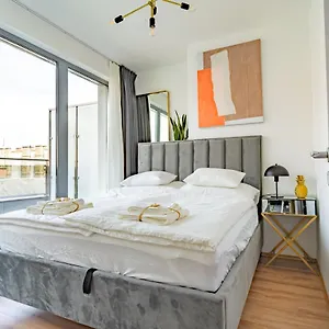 Appartement ~ Roof Terrace/ac/indoor Parking, Budapest